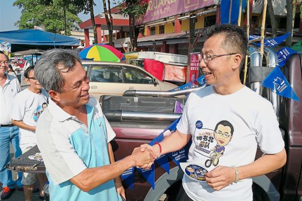 Tan Cher Puk bersalaman dengan pengundi di kawasan DUN Johor Jaya ketika melakukan walkabout dan berkempen di Jalan Bakawali di Johor Bahru.