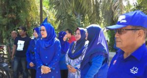 Alwiyah Talib (kiri) berkempen di Endau, Johor.