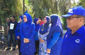 Alwiyah Talib (kiri) berkempen di Endau, Johor.