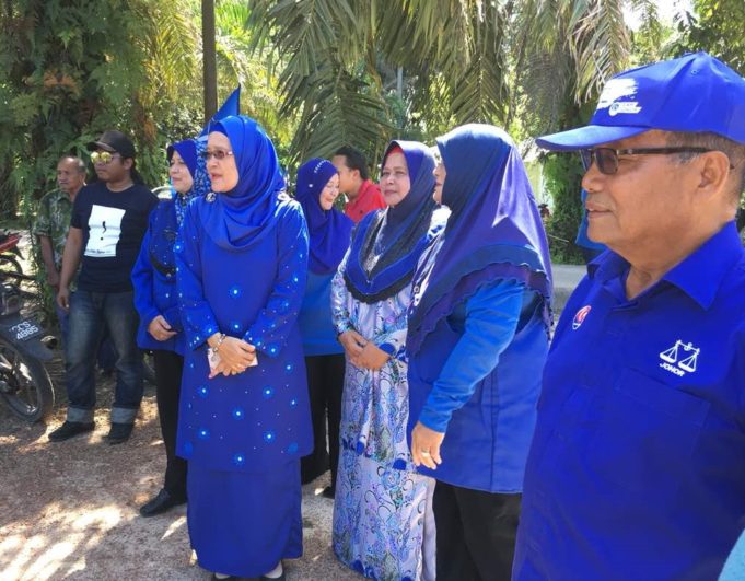endau Alwiyah Talib (kiri) berkempen di Endau, Johor.