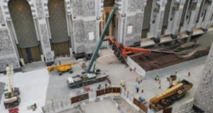 Sebuah kren tumbang di Masjidil Haram kerana dipercayau terlebih muatan.