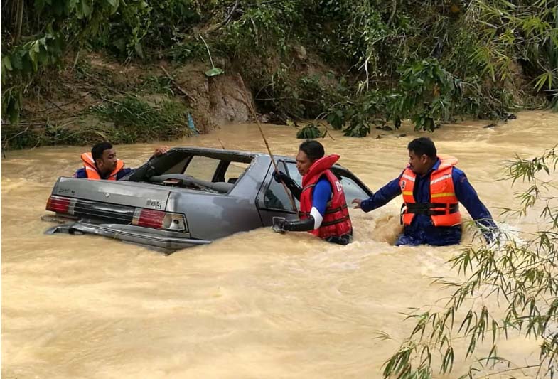 Seorang bapa dan anak perempuannya ditemui mati lemas selepas gagal menyelamatkan diri apabila kenderaan yang dinaiki dibawa arus deras akibat banjir kilat yang melanda kawasan ini pagi tadi.