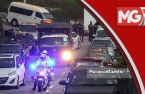 Video – Trak Polis Keluar Dari Kediaman Najib Selepas 18 jam Serbuan