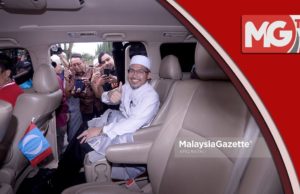 Nik Omar – “Mimpi Tok Guru Pakai T-Shirt Belakang Gambar Tun Mahathir”