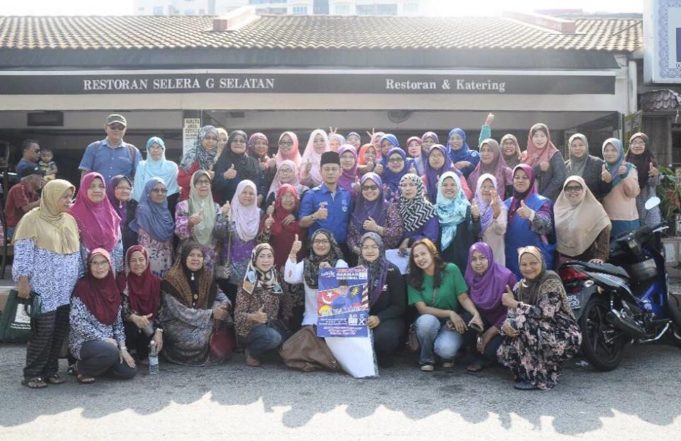 Ahmad Muadzam (tengah) bersama wakil dan ahli NGO yang aktif di Shah Alam.