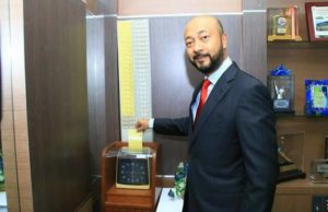 Mukhriz mula tugas Menteri Besar hari ini Mukhriz mengetik kad perakam waktu pada hari pertama beliau sebagai Menteri Besar Kedah yang baharu di bangunan Wisma Darul Aman.