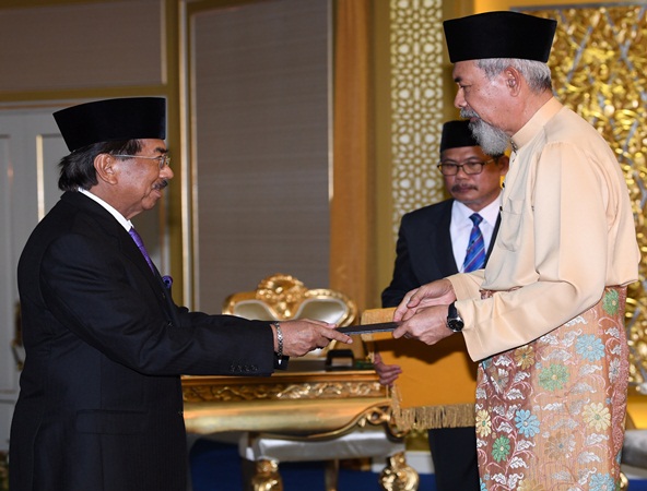 Yang Dipertua Negeri Sabah Tun Juhar Mahiruddin menyampaikan watikah pelantikan kepada Tan Sri Musa Aman sebagai Ketua Menteri Sabah pada Istiadat Angkat Sumpah Jawatan Ketua Menteri Sabah Ke-17 di Istana Negeri malam ini. --fotoBERNAMA (2018)