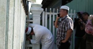 Keluarga Allahyarham Datuk Nik Abdul Aziz Nik Mat diketuai Nik Adli bertindak mengunci pintu pagar Tanah Perkuburan Kampung Pulau Melaka di Kota Bharu
