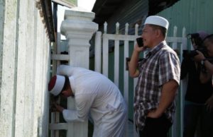 Keluarga Allahyarham Datuk Nik Abdul Aziz Nik Mat diketuai Nik Adli bertindak mengunci pintu pagar Tanah Perkuburan Kampung Pulau Melaka di Kota Bharu