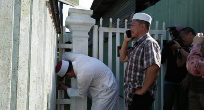 Keluarga Allahyarham Datuk Nik Abdul Aziz Nik Mat diketuai Nik Adli bertindak mengunci pintu pagar Tanah Perkuburan Kampung Pulau Melaka di Kota Bharu