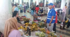 Nor Azmawi bertanya khabar dengan peniaga kecil Pasar Besar Tasik Raja dan berjanji akan hapuskan bayaran 'tol' dan cukai kepala bakul.