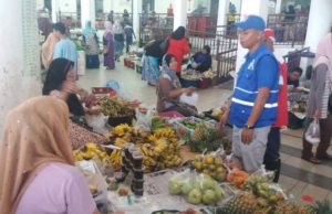 Calon BN Pasir Mas janji hapus cukai kepala bakul Nor Azmawi bertanya khabar dengan peniaga kecil Pasar Besar Tasik Raja dan berjanji akan hapuskan bayaran 'tol' dan cukai kepala bakul.