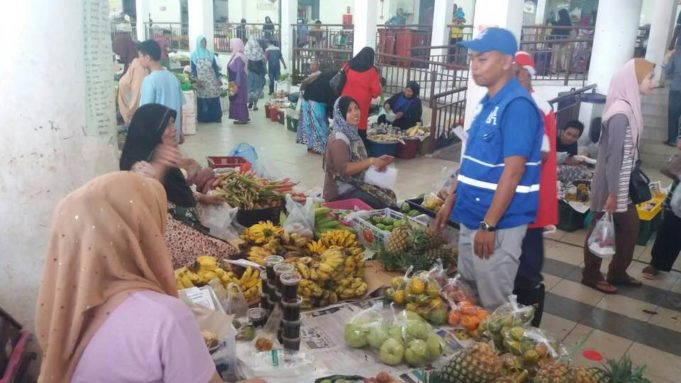 Pasar Pasir Mas Nor Azmawi bertanya khabar dengan peniaga kecil Pasar Besar Tasik Raja dan berjanji akan hapuskan bayaran 'tol' dan cukai kepala bakul.