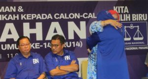 Datuk Seri Shahaniza Shamsuddin menangis sambil berpelukan dengan Datuk Seri Maznah Mazlan pada pada majlis pengumuman dan penyerahan watikah kepada calon Barisan Nasional Pahang bagi Pilihan Raya Umum ke-14 (PRU14) minggu lalu.