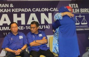 Datuk Seri Shahaniza Shamsuddin menangis sambil berpelukan dengan Datuk Seri Maznah Mazlan pada pada majlis pengumuman dan penyerahan watikah kepada calon Barisan Nasional Pahang bagi Pilihan Raya Umum ke-14 (PRU14) minggu lalu.