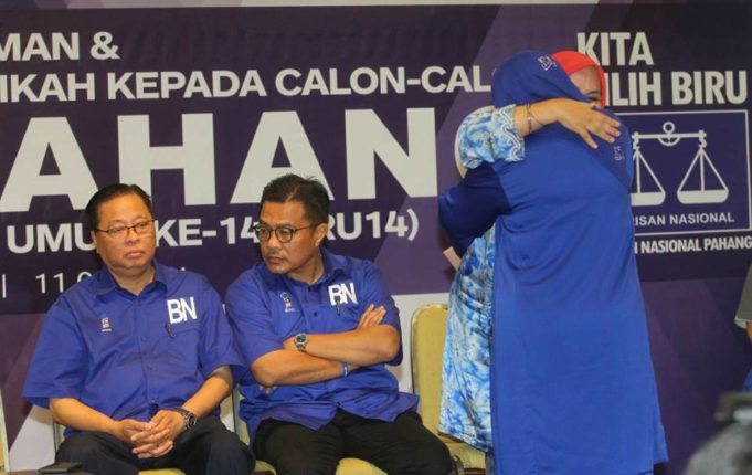 Datuk Seri Shahaniza Shamsuddin menangis sambil berpelukan dengan Datuk Seri Maznah Mazlan pada pada majlis pengumuman dan penyerahan watikah kepada calon Barisan Nasional Pahang bagi Pilihan Raya Umum ke-14 (PRU14) minggu lalu.