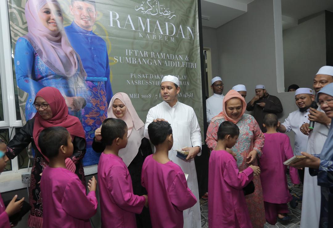 Najmil Faiz (berjubah putih) dan isteri, Ida Suraya menyampaikan sumbangan Ramadan kepada anak-anak yatim di Pusat Dakwah Islam Nasrussyifa El-Suraya di Taman Serendah Utama, Serendah, malam tadi.