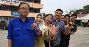 Datuk Seri Ismail Sabri Yaakob, isteri dan anak-anak serta menantu selesai membuang bersama di Sekolah Menengah Kebangsaan Bandar Kerayong di Bera, Pahang pagi ini. foto Facebook Ismail Sabri Yaakob