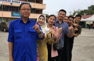 Datuk Seri Ismail Sabri Yaakob, isteri dan anak-anak serta menantu selesai membuang bersama di Sekolah Menengah Kebangsaan Bandar Kerayong di Bera, Pahang pagi ini. foto Facebook Ismail Sabri Yaakob