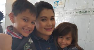 Serina Redzuawan bersama anak-anaknya. Foto Instagram Serina Redzuawan.