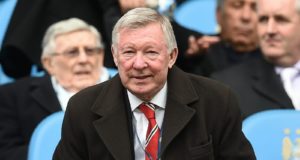 Alex Ferguson telah mengumpul 38 trofi juara sepanjang 26 tahun di Old Trafford termasuk 13 piala juara Liga Perdana dan gelaran Liga Juara-Juara.