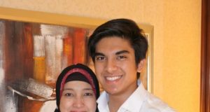 Syed Saddiq bersama ibunya. Foto Instagram Syed Saddiq.