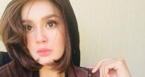 Uqasha Senrose ditahan polis selepas ditemui dalam keadaan khayal berserta sejumlah dadah sintetik yang dipercayai jenis Erimin 5 sebanyak 53 biji dalam tas tangan miliknya.