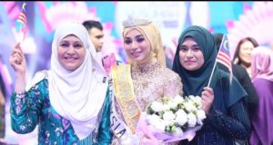 Uyaina Arshad (tengah) muncul sebagai juara Pertandingan Puteri Muslimah Asia 2018 yang julung kali dianjurkan stesen TV Indosiar di Jakarta, malam tadi.