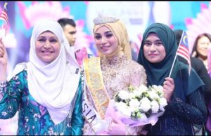 Uyaina Arshad (tengah) muncul sebagai juara Pertandingan Puteri Muslimah Asia 2018 yang julung kali dianjurkan stesen TV Indosiar di Jakarta, malam tadi.