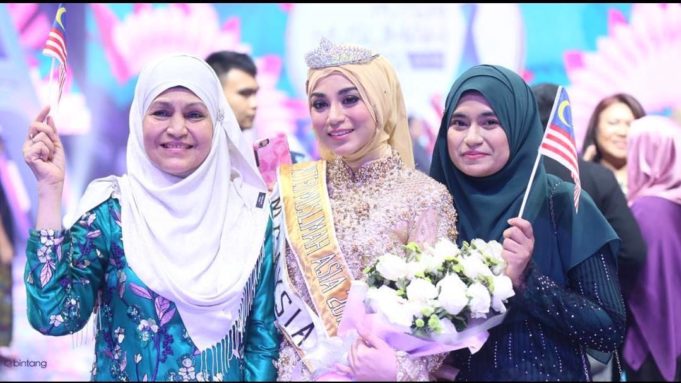 Uyaina Arshad (tengah) muncul sebagai juara Pertandingan Puteri Muslimah Asia 2018 yang julung kali dianjurkan stesen TV Indosiar di Jakarta, malam tadi.