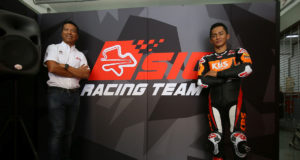 Zulfahmi Khairuddin (kanan) bersama Ketua Pegawai Eksekutif SIC Datuk Razlan Razali. Foto Bikesrepublic.com