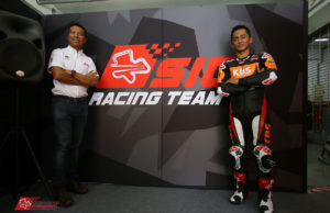 Zulfahmi Khairuddin (kanan) bersama Ketua Pegawai Eksekutif SIC Datuk Razlan Razali. Foto Bikesrepublic.com