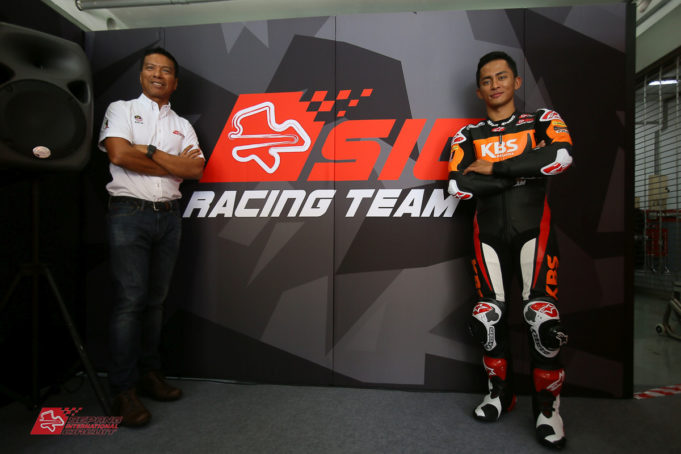 Zulfahmi Khairuddin (kanan) bersama Ketua Pegawai Eksekutif SIC Datuk Razlan Razali. Foto Bikesrepublic.com