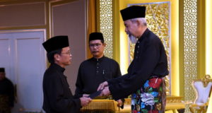 Yang Dipertua Negeri Sabah Tun Juhar Mahiruddin menyampaikan watikah pelantikan kepada Presiden Parti Warisan Sabah Datuk Seri Mohd Shafie Apdal sebagai Ketua Menteri Sabah pada Istiadat Angkat Sumpah Jawatan Ketua Menteri Sabah di Istana Negeri malam ini. -- fotoBERNAMA (2018)