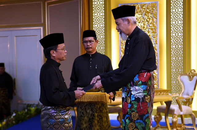 Yang Dipertua Negeri Sabah Tun Juhar Mahiruddin menyampaikan watikah pelantikan kepada Presiden Parti Warisan Sabah Datuk Seri Mohd Shafie Apdal sebagai Ketua Menteri Sabah pada Istiadat Angkat Sumpah Jawatan Ketua Menteri Sabah di Istana Negeri malam ini. -- fotoBERNAMA (2018)
