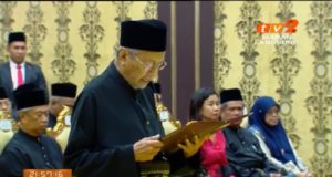 Tun Dr. Mahathir Mohamad mengangkat sumpah sebagai Perdana Menteri.