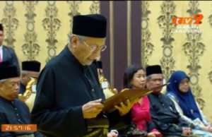 Tun Dr. Mahathir Mohamad mengangkat sumpah sebagai Perdana Menteri.