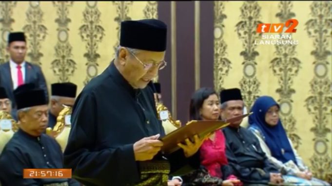 Tun Dr. Mahathir Mohamad mengangkat sumpah sebagai Perdana Menteri.