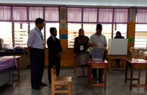 Mustapa memasukkan kertas undi dalam kotak undi yang disediakan di pusat pengundian SK Batu Gajah, Jeli.