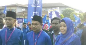 Azhari (tengah), Ahmad Muadzam (kiri) dan Jumaeyah (kanan) menjanjikan kebajikan yang sempurna untuk rakyat Shah Alam dalam manifesto mereka bersama.