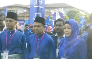 Trio BN Shah Alam lancar manifesto Azhari (tengah), Ahmad Muadzam (kiri) dan Jumaeyah (kanan) menjanjikan kebajikan yang sempurna untuk rakyat Shah Alam dalam manifesto mereka bersama.
