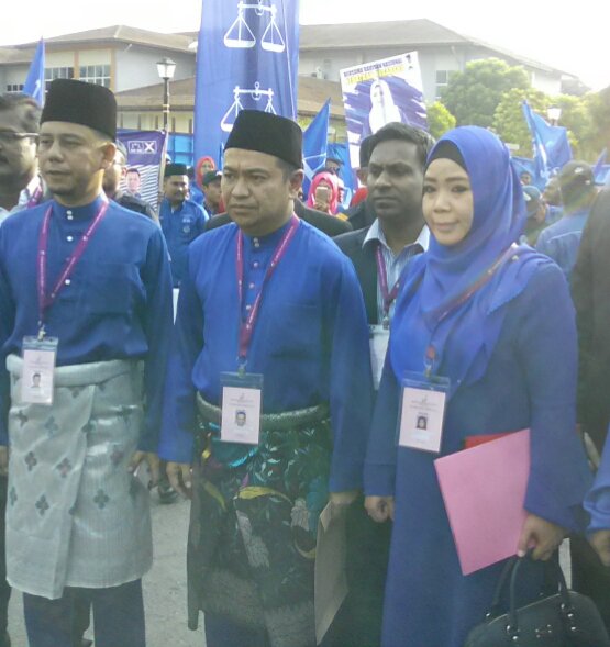 Azhari (tengah), Ahmad Muadzam (kiri) dan Jumaeyah (kanan) menjanjikan kebajikan yang sempurna untuk rakyat Shah Alam dalam manifesto mereka bersama.