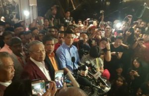 Tun Mahathir bersama barisan kepimpinan Pakatan Harapan mengadakan sidang media mengumumkan kemenangan.