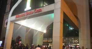 Pengamal media dan wartawan berkumpul di perkarangan Menara Dato' Onn di Pusat Perdagangan Dunia Putra (PWTC), Kuala Lumpur.