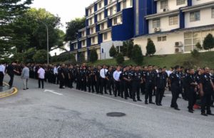 Seramai 5,660 orang anggota dan pegawai Polis Diraja Malaysia berpusat di ibu pejabat Bukit Aman menunaikan tanggungjawab mengundi awal di Mes Pegawai serta Rumah PERKEP Bukit Aman hari ini.