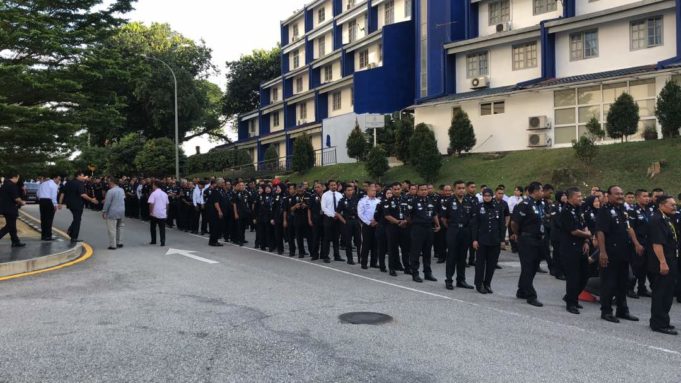 Seramai 5,660 orang anggota dan pegawai Polis Diraja Malaysia berpusat di ibu pejabat Bukit Aman menunaikan tanggungjawab mengundi awal di Mes Pegawai serta Rumah PERKEP Bukit Aman hari ini.