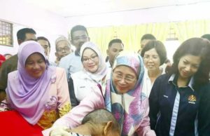 Dr. Wan Azizah bertanya khabar seorang warga emas sempena lawatannya ke Rumah Ehsan Kuala Kubu Bharu.