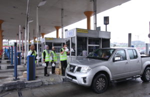 Program pengagihan bubur lambuk melibatkan kakitangan Hotel Sri Petaling dan Kinrara Resort di bawah pengurusan PMSSB berlangsung di Plaza Tol Awan Besar baru-baru ini.