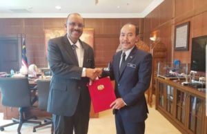 Tan Sri Ali Hamsa (kiri) menyerahkan surat pelantikan jawatan Ketua Setiausaha Perbendaharaan Kementerian Kewangan kepada Datuk Seri Ismail Bakar.