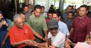 LANGKAWI, 30 Jun -- Perdana Menteri Tun Dr Mahathir Mohamad bersalaman dengan orang ramai semasa hadir pada majlis perasmian mesyuarat Koperasi Pembangunan Daerah Langkawi Berhad di De Baron Resort, Kuah hari ini. --fotoBERNAMA (2018) HAK CIPTA TERPELIHARA